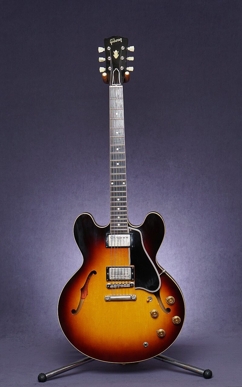 Gibson ES-335 : L’Élégance de la Guitare Semi-Hollow