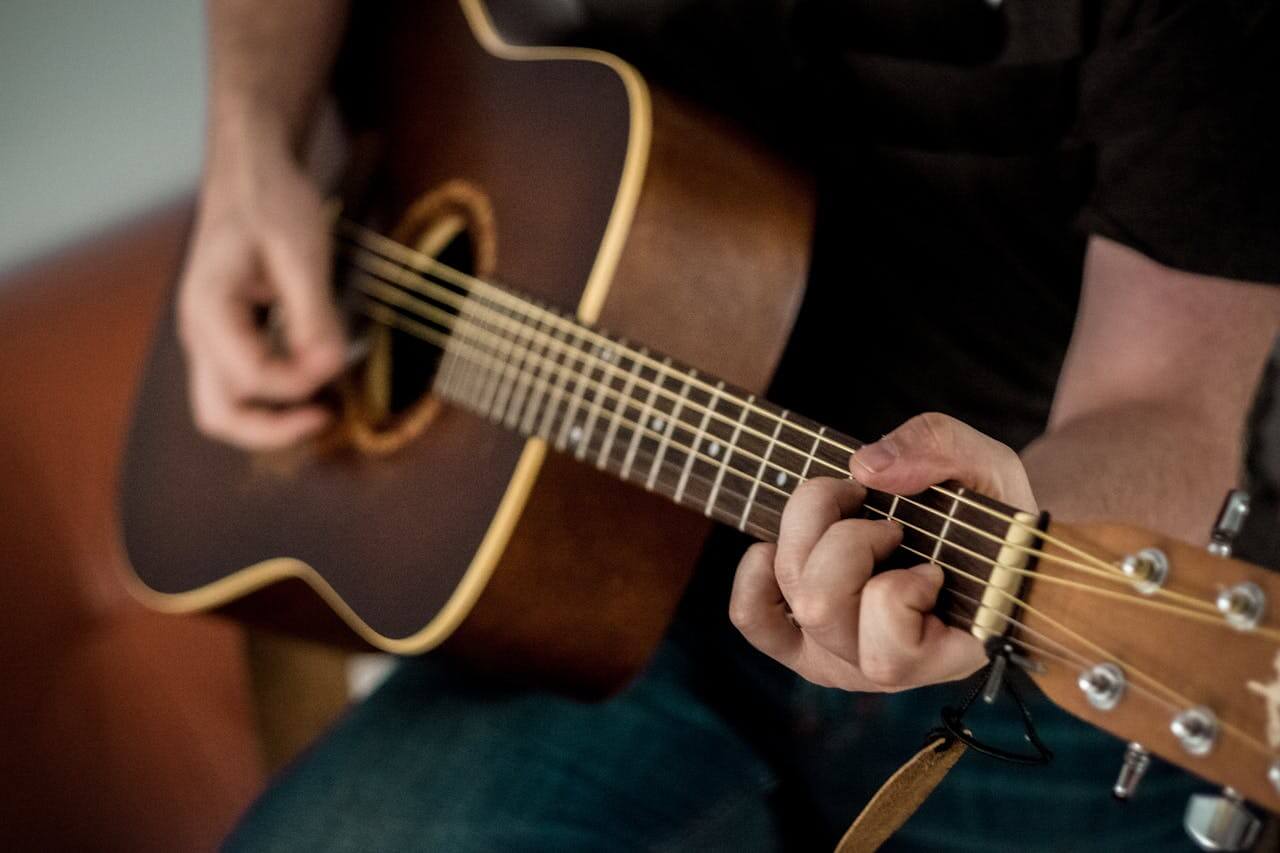 Apprendre la guitare : l’état d’esprit pour bien débuter (et ne pas lâcher au bout de 2 semaines)