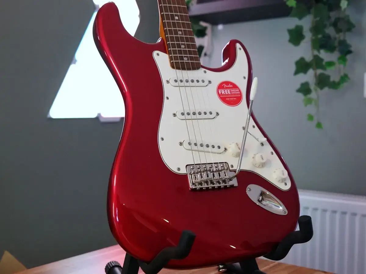 Le mythe du son cher : pourquoi ta guitare à 400€ peut sonner mieux qu’une Custom Shop